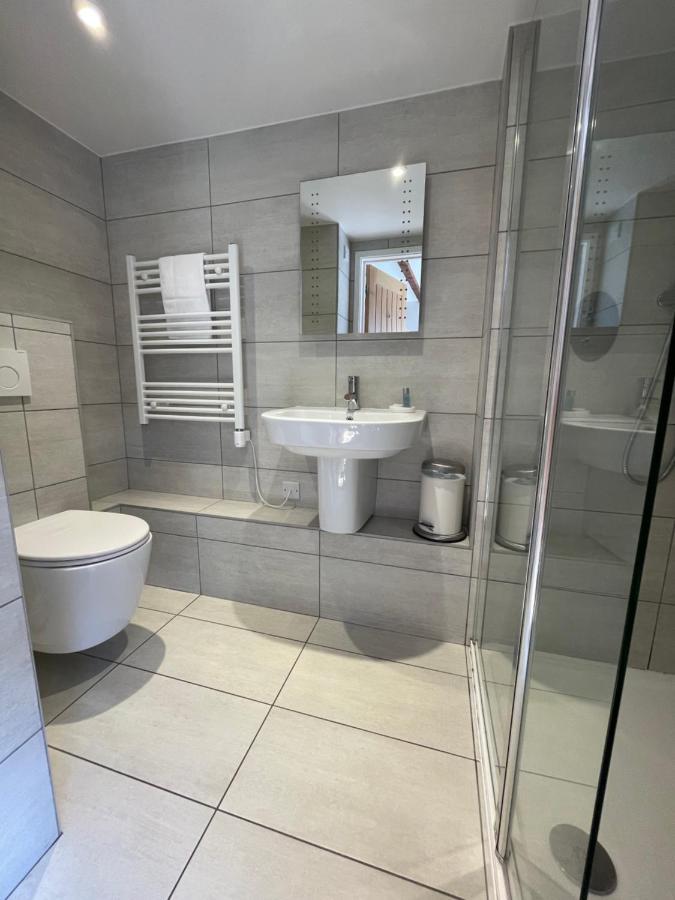 The Queen Matilda Country Rooms Avening Esterno foto